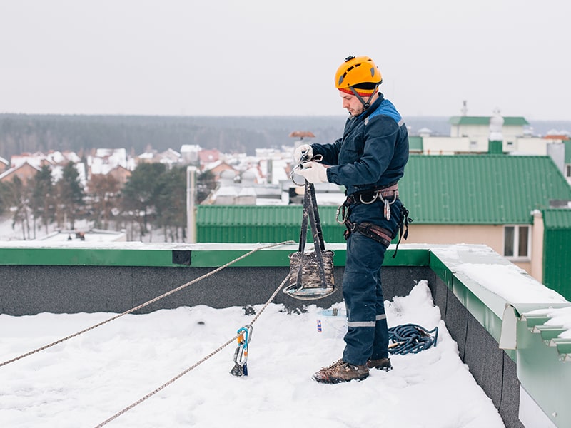 Snow stops on the roof: types and features of their installation