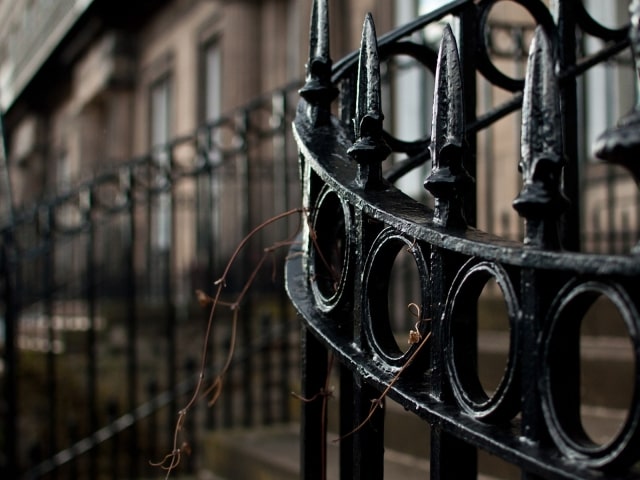 Making Steel Swimming Pool Fences